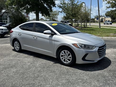 Used 2018 Hyundai Elantra SE FWD image 2