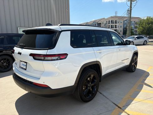 Used 2021 Jeep Grand Cherokee L Laredo AWD/4WD image 8