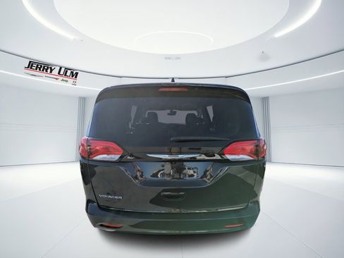 Used 2023 Chrysler Voyager LX image 4