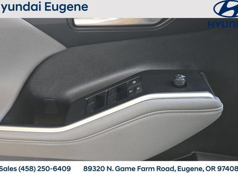 Used 2023 Toyota Highlander XLE AWD/4WD image 12