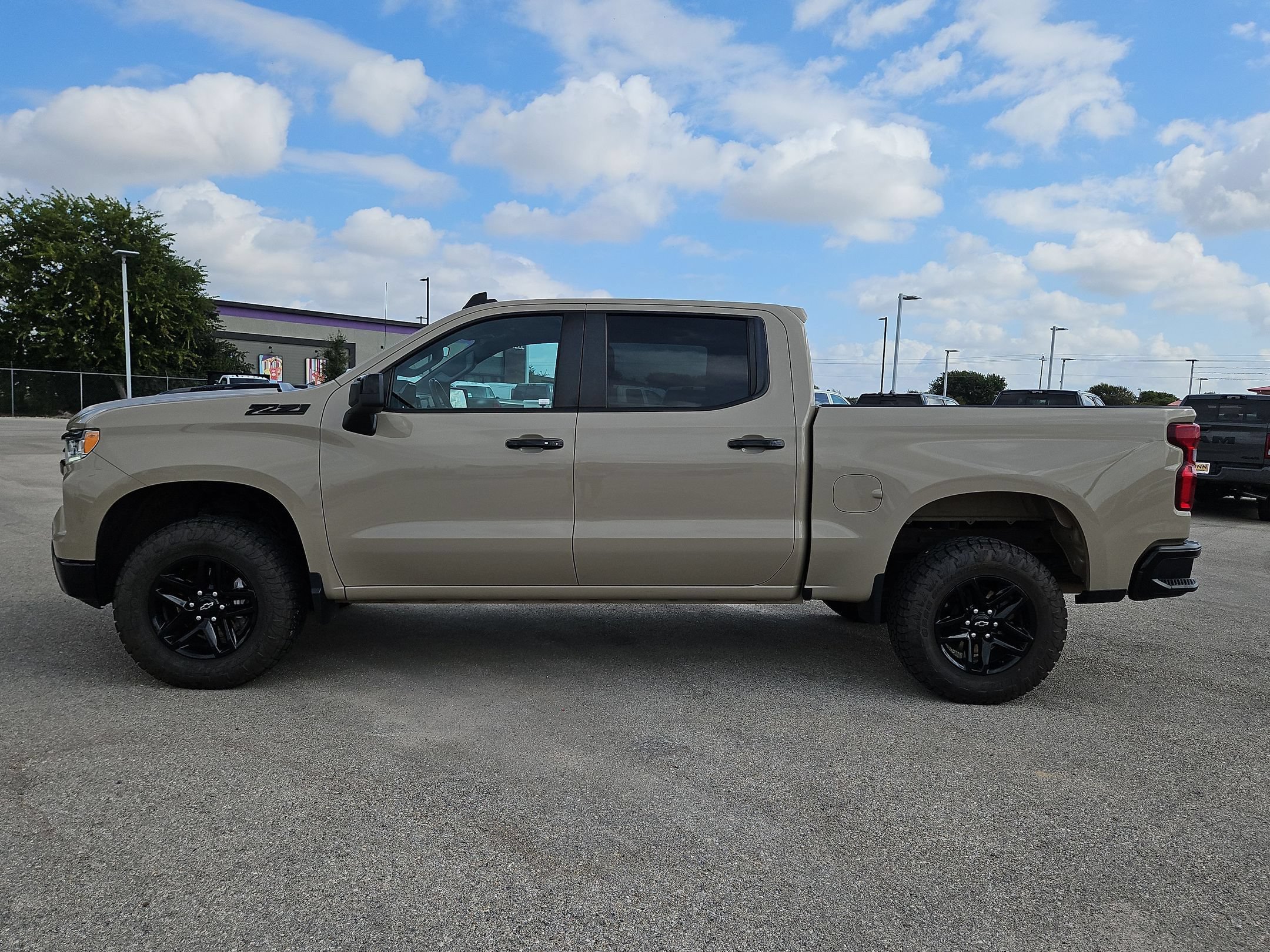 Used 2023 Chevrolet Silverado 1500 LT Trail Boss w/ LPO, Dark Essentials Package AWD/4WD image 6
