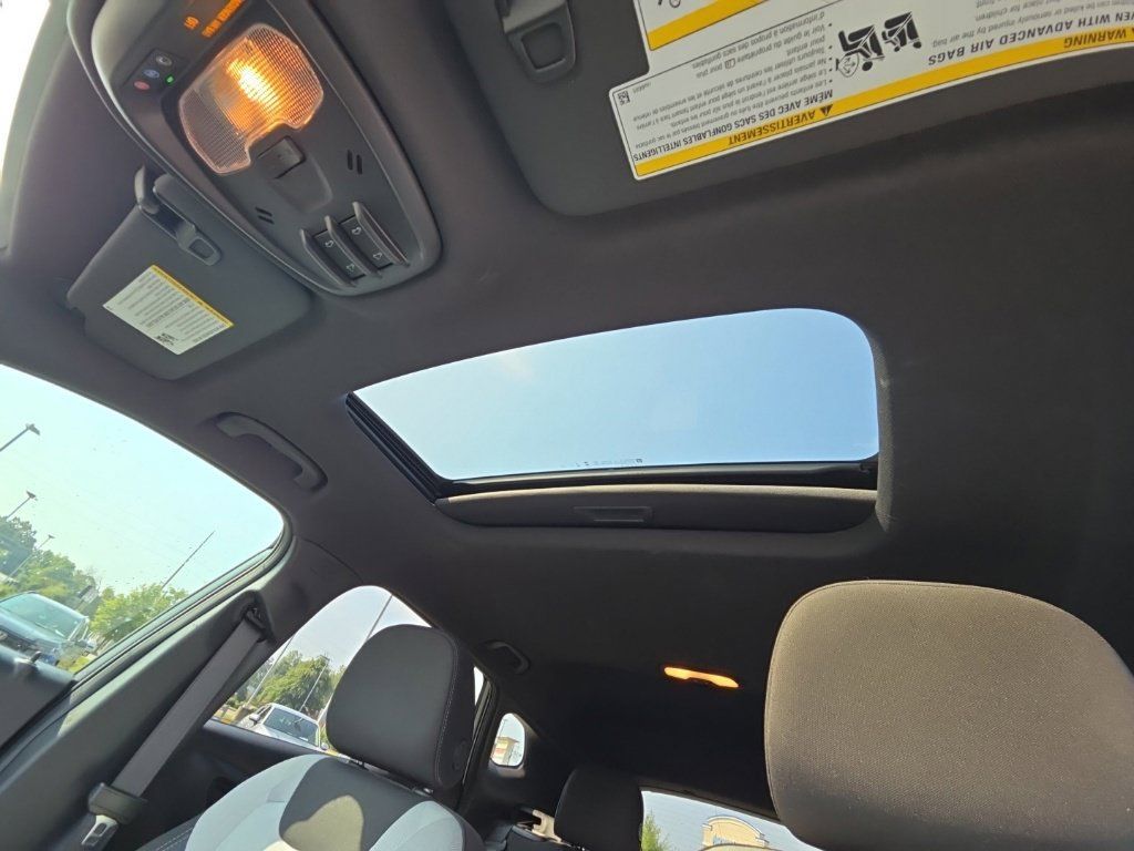 Used 2025 Chevrolet Trax RS w/ Sunroof Package FWD image 29