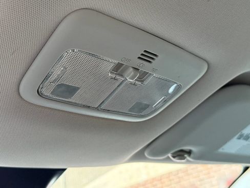 Used 2018 Toyota Corolla LE image 32