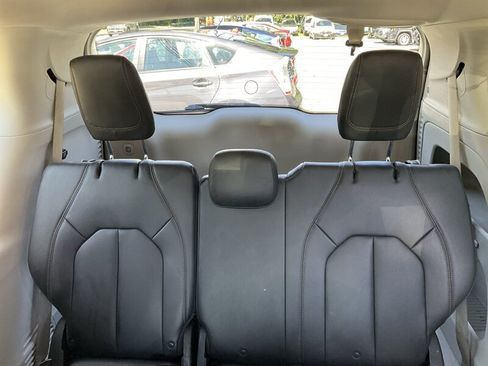 Used 2017 Chrysler Pacifica Touring-L FWD image 16