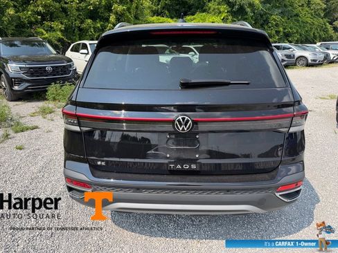 Used 2025 Volkswagen Taos SE w/ Panoramic Sunroof Package FWD image 4