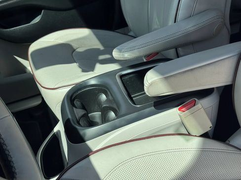 Used 2017 Chrysler Pacifica Limited w/ UConnect Theater Package FWD image 24