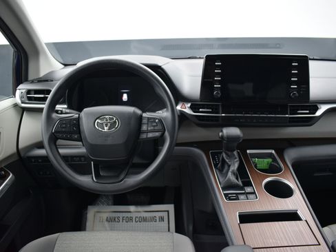 Used 2023 Toyota Sienna LE image 16