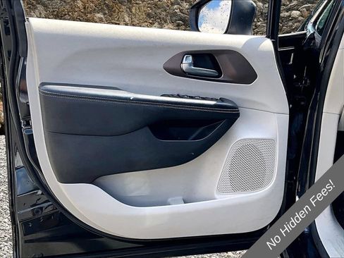 Used 2022 Chrysler Voyager LX FWD image 19