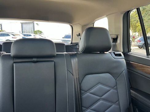 Used 2025 Volkswagen Atlas SE w/ Panoramic Sunroof Package image 13