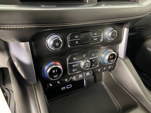 Used 2023 GMC Yukon SLT w/ SLT Luxury Package AWD/4WD image 9