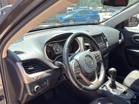 Used 2017 Jeep Cherokee Sport w/ Cold Weather Group FWD image 12