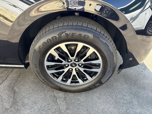 Used 2025 Ford Expedition Platinum AWD/4WD image 5