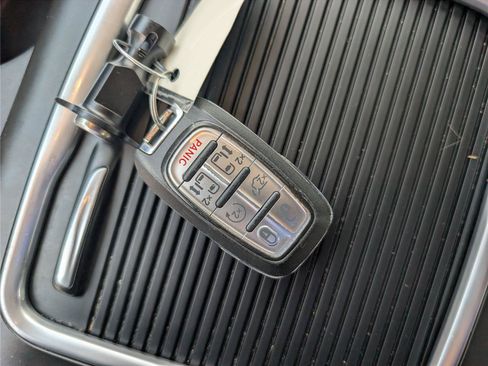 Used 2024 Chrysler Pacifica Touring-L FWD image 21