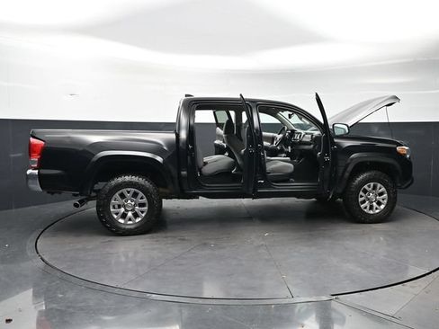 Used 2017 Toyota Tacoma SR5 w/ Tow Package RWD image 29