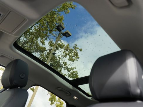 Used 2018 Jaguar F-PACE Premium image 27