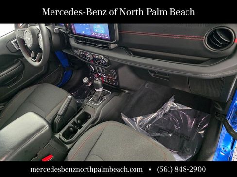 Used 2024 Jeep Wrangler Rubicon w/ Technology Group AWD/4WD image 27
