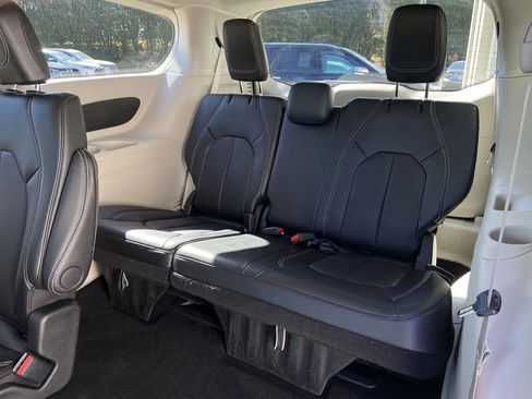 Used 2024 Chrysler Pacifica Touring-L image 24