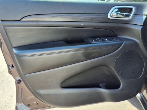 Used 2020 Jeep Grand Cherokee Laredo image 13