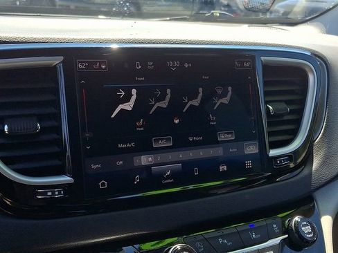 Used 2024 Chrysler Pacifica Touring-L FWD image 17