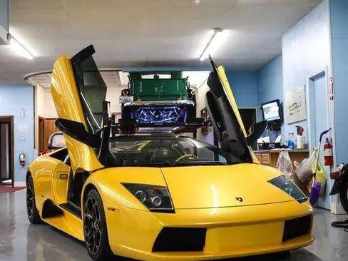 Used 2005 Lamborghini Murcielago Roadster image 2
