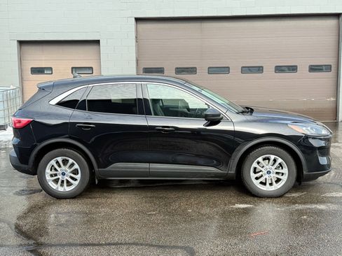 Used 2022 Ford Escape SE w/ Cold Weather Package image 2