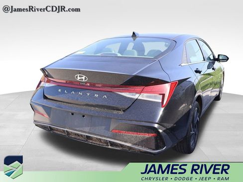 Used 2025 Hyundai Elantra SEL FWD image 12