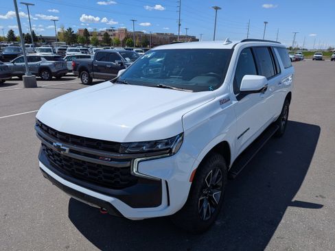 Certified 2022 Chevrolet Suburban Z71 w/ Luxury Package AWD/4WD image 8