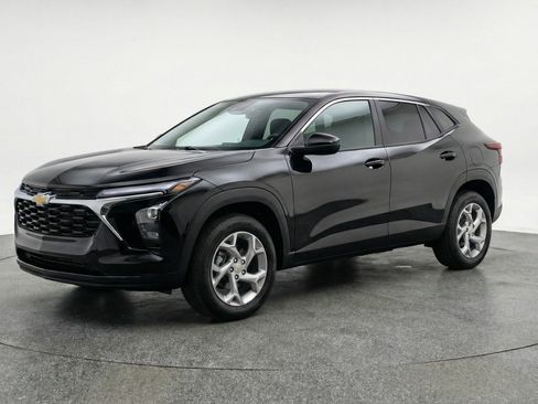 Used 2025 Chevrolet Trax LT FWD image 3