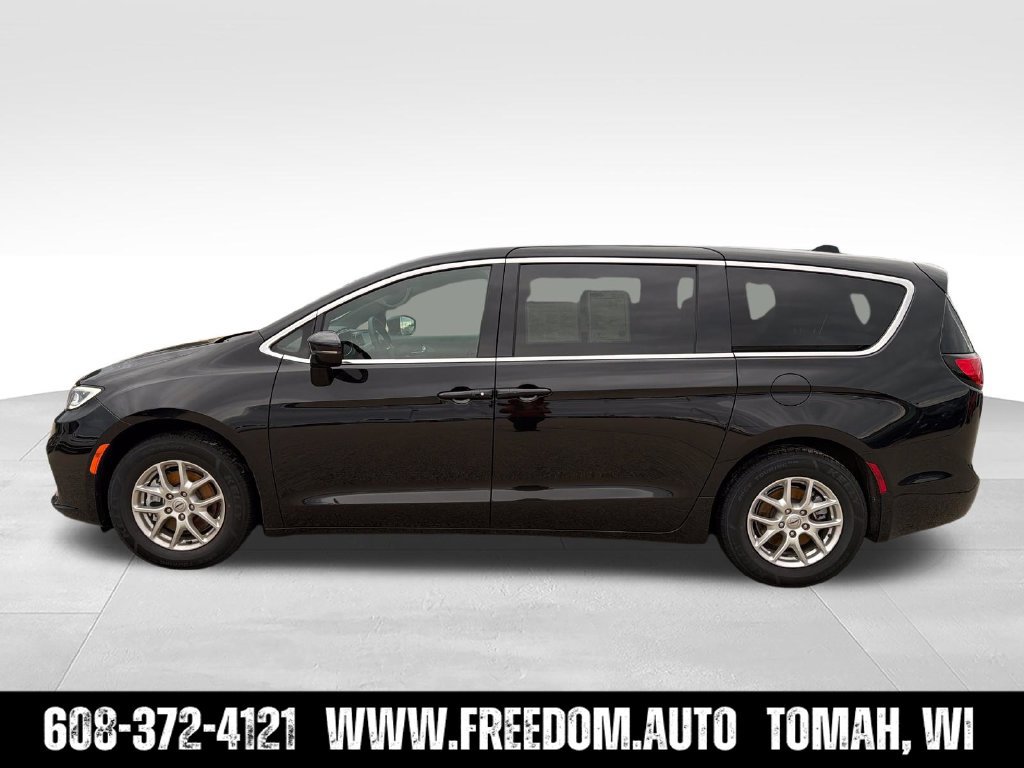 Used 2025 Chrysler Pacifica Select FWD image 3