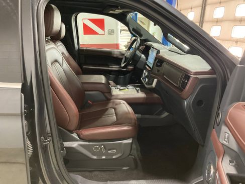 Used 2022 Ford Expedition Max Limited image 4