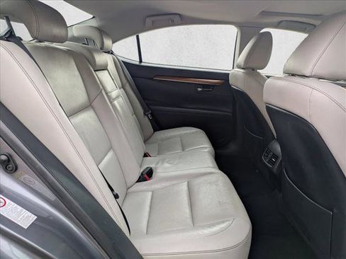 Used 2014 Lexus ES 300h w/ Luxury Package w/Bamboo Trim FWD image 21