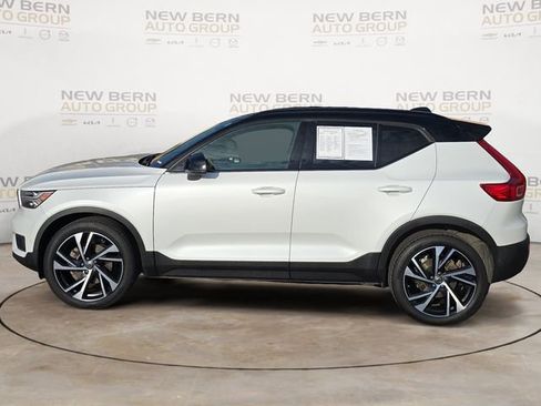 Used 2021 Volvo XC40 T5 R-Design w/ Advanced Package AWD/4WD image 2