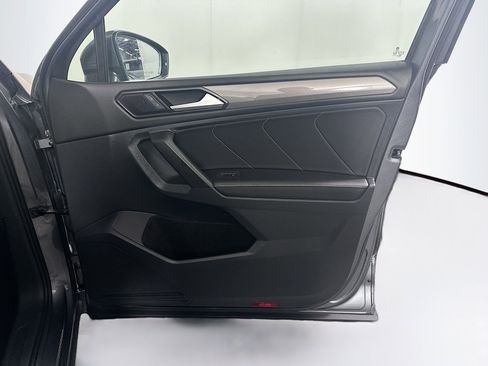 Used 2022 Volkswagen Tiguan SE w/ Panoramic Sunroof Package image 31