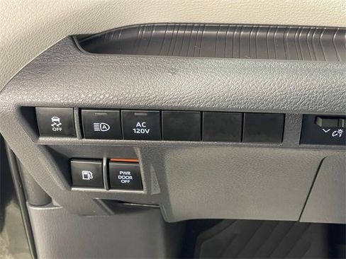 Used 2023 Toyota Sienna Limited image 16