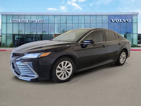 Used 2022 Toyota Camry LE FWD image 1