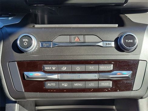 Used 2020 Ford Explorer XLT image 17