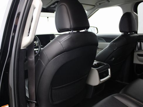 Used 2022 Kia Carnival LX image 16