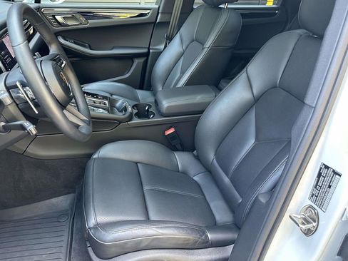 Certified 2025 Porsche Macan AWD/4WD image 19