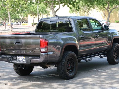 Used 2018 Toyota Tacoma TRD Off-Road w/ Technology Package RWD image 5