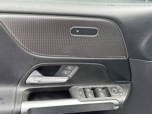 Used 2022 Mercedes-Benz GLB 250 image 22