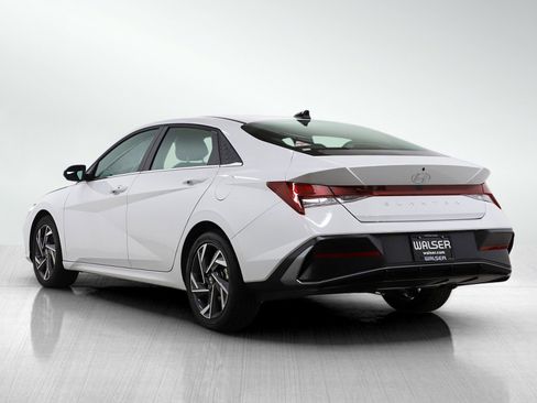 Used 2025 Hyundai Elantra SEL image 3