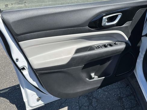 Used 2023 Jeep Compass Limited image 16