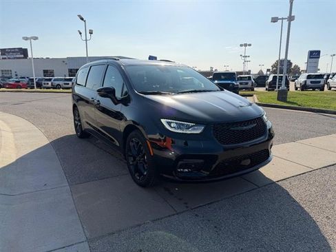 New 2026 Chrysler Pacifica Select w/ S Appearance Package image 3