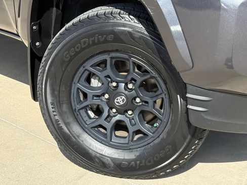 Used 2020 Toyota Tacoma SR5 RWD image 2
