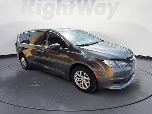 Used 2023 Chrysler Voyager LX image 7