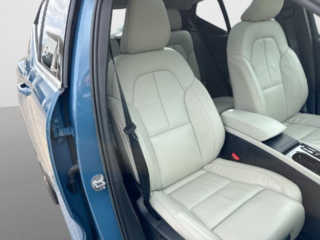 Certified 2023 Volvo XC40 B5 Plus w/ Driver Assist Package AWD/4WD image 29