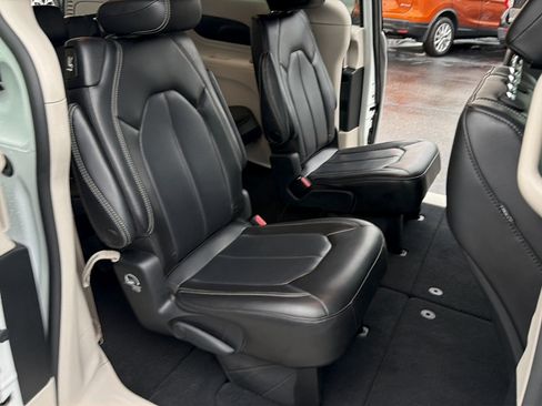 Used 2023 Chrysler Pacifica Touring-L FWD image 8
