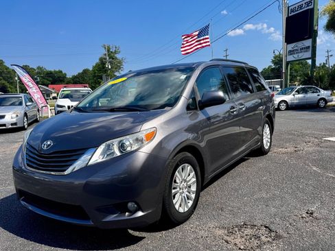 Used 2011 Toyota Sienna XLE FWD image 4