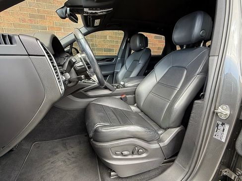 Certified 2023 Porsche Cayenne image 5