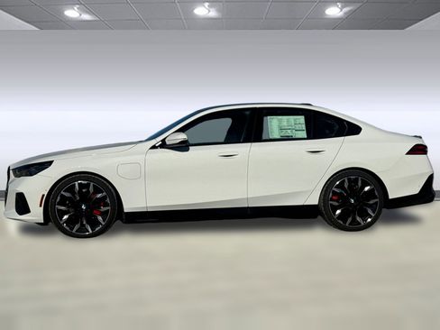 New 2026 BMW 550e xDrive w/ Executive Package AWD/4WD image 2